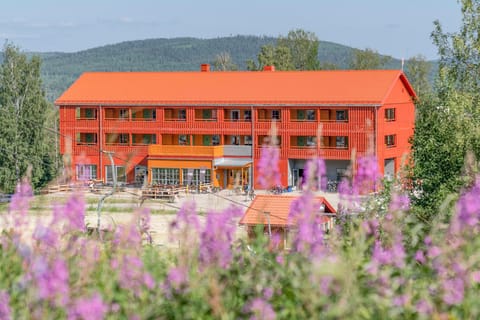 Property building, Patio, Nearby landmark, Restaurant/places to eat, Balcony/Terrace