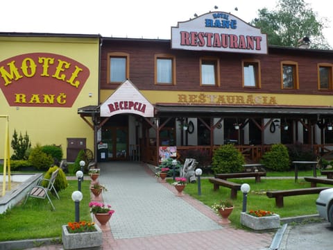 Facade/entrance