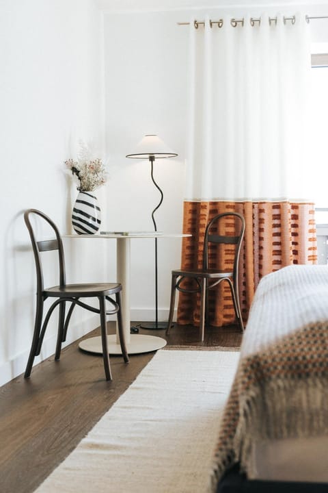 Bed, Living room, Photo of the whole room, Seating area, Bedroom