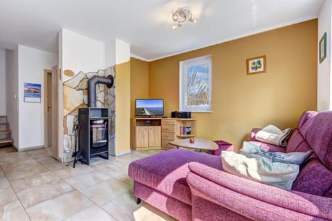 TV and multimedia, Living room, Seating area, fireplace