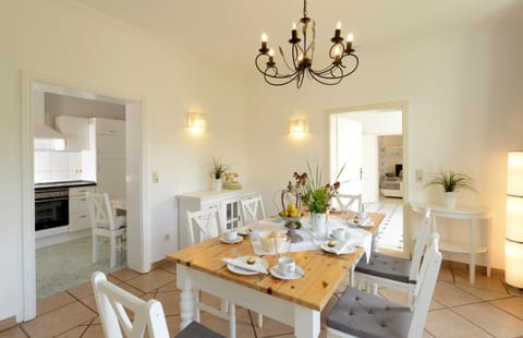 Kitchen or kitchenette, Photo of the whole room, Seating area, Dining area, Food