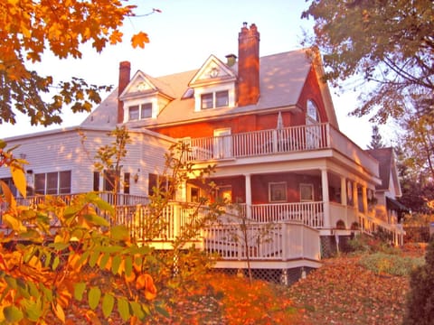 Facade/entrance, Bird's eye view