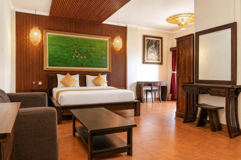 Bed, Living room, Photo of the whole room, Seating area, Bedroom, safe, wardrobe