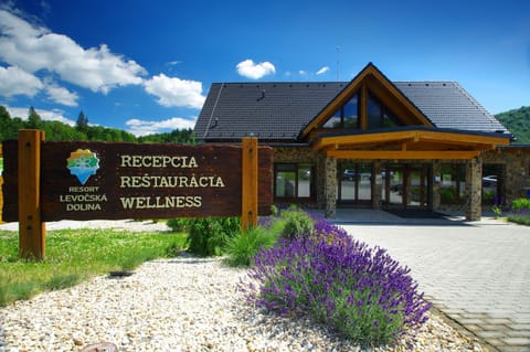 Restaurant/places to eat, Neighbourhood, Natural landscape, Summer