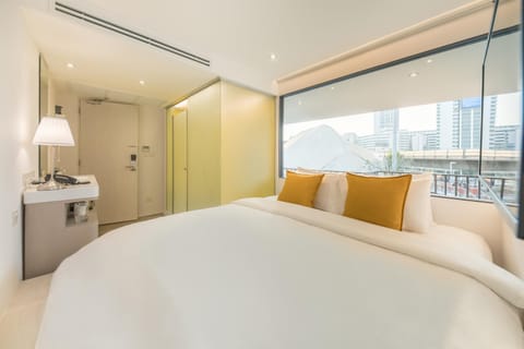 Bed, Day, Photo of the whole room, Decorative detail