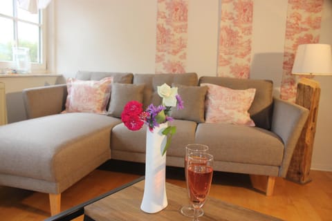 Living room, Decorative detail, Seating area