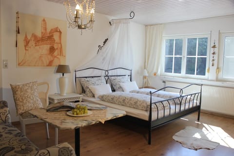 Bed, Living room, Photo of the whole room, Seating area, Dining area, Bedroom, Food