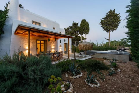 Property building, Garden, Garden view, Swimming pool