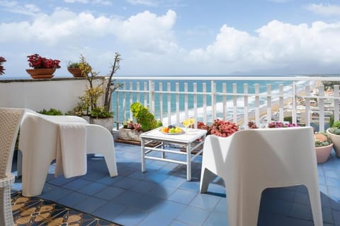 View (from property/room), Balcony/Terrace, Sea view