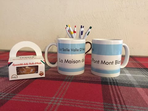 Coffee/tea facilities, Text overlay