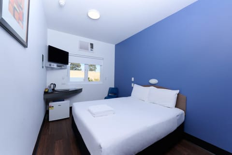 TV and multimedia, Coffee/tea facilities, Photo of the whole room, Bedroom, air conditioner