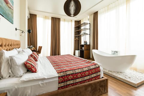 Bed, Hot Tub, Photo of the whole room, Bedroom