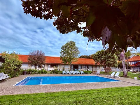 Property building, Garden, Garden view, Pool view, Swimming pool, sunbed