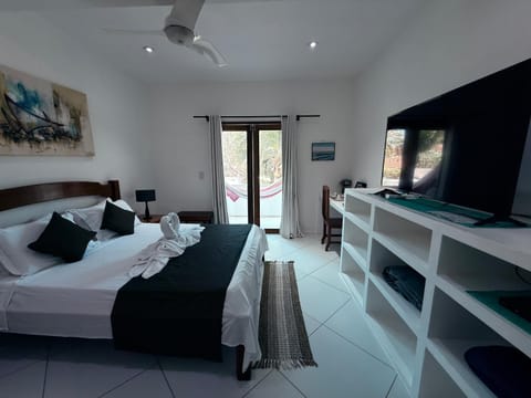 Bed, TV and multimedia, Photo of the whole room, Bedroom, towels, air conditioner