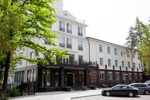 Facade/entrance, Area and facilities