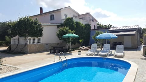 BBQ facilities, Balcony/Terrace, Beach, Pets, Pool view, Family