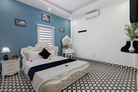 Property building, Bed, Bedroom