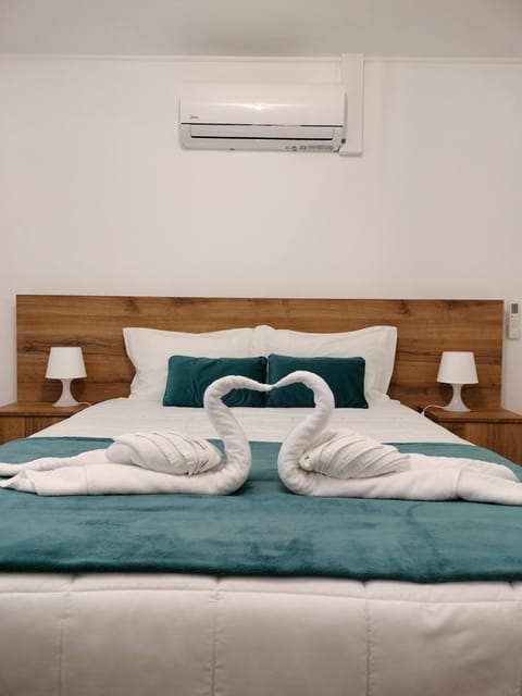 Bed, Photo of the whole room, towels, air conditioner