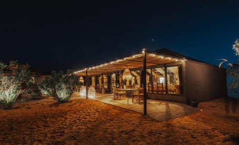 Restaurant/places to eat, Off site, Night