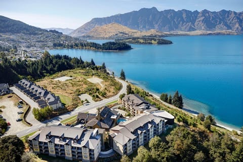 Property building, Natural landscape, Bird's eye view, Lake view, Mountain view