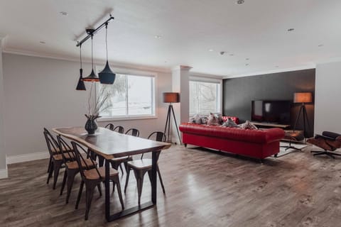 TV and multimedia, Living room, Seating area, Dining area