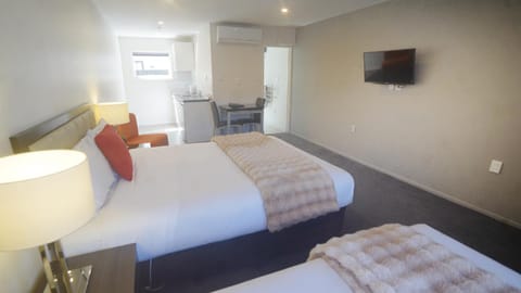 Shower, Toilet, Bed, Bathroom, TV and multimedia
