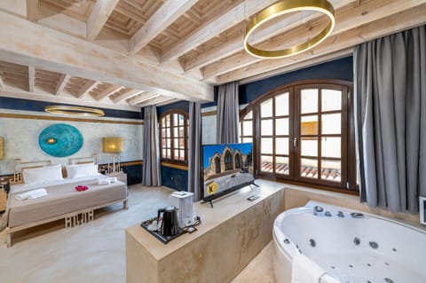 Bed, Hot Tub, TV and multimedia, View (from property/room), Photo of the whole room, Decorative detail, Bedroom