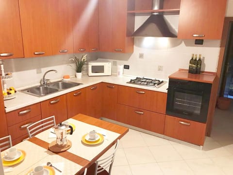 Kitchen or kitchenette, Dining area, minibar