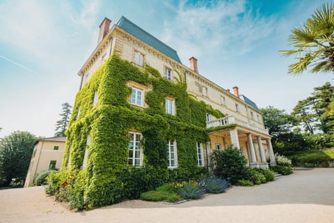Property building, Facade/entrance, Garden, View (from property/room), Garden view, Parking