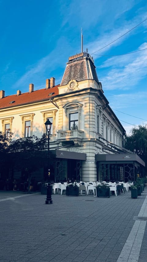 Property building, Facade/entrance, Landmark view, Location