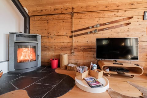 Communal lounge/ TV room, Living room, Lounge or bar, Seating area, fireplace, fireplace