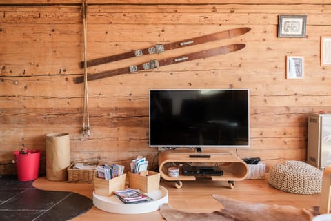 Communal lounge/ TV room, TV and multimedia, Living room, Seating area