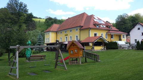 Property building, Restaurant/places to eat, Day, Natural landscape, Garden, Garden view, Breakfast