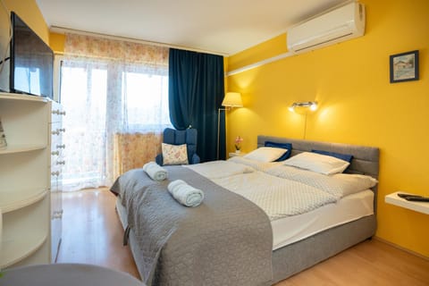 Bed, Photo of the whole room, air conditioner