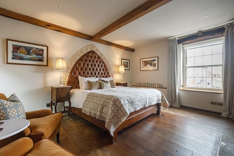 Bed, Photo of the whole room, Seating area, Bedroom