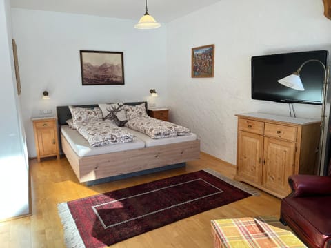 Bed, TV and multimedia, Photo of the whole room, Seating area, Bedroom