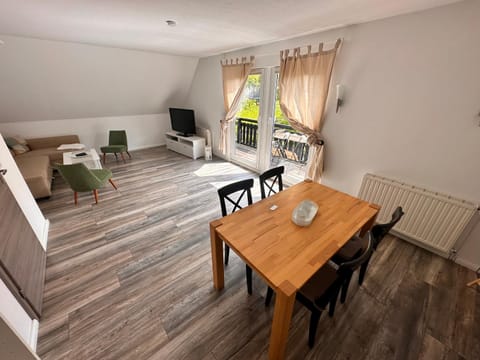 TV and multimedia, Living room, Photo of the whole room, Seating area, Dining area, Evening entertainment