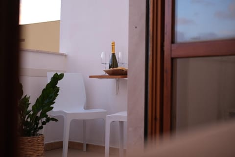 Property building, Balcony/Terrace, Food and drinks