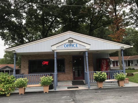 Facade/entrance, Coffee/tea facilities