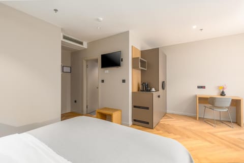 Bed, TV and multimedia, Photo of the whole room, Bedroom