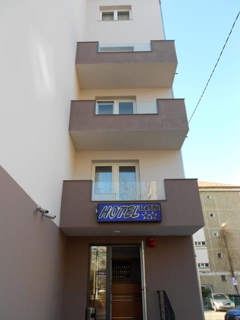 Facade/entrance