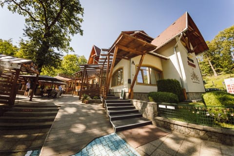 Property building, Natural landscape, Balcony/Terrace