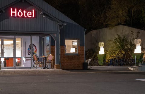 Property building, Facade/entrance, Night