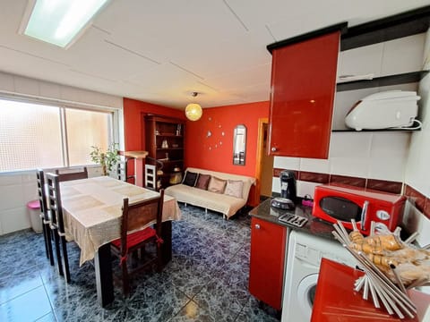 Kitchen or kitchenette, Living room, Food and drinks, Seating area, Dining area, Food, minibar, pet friendly, stove, toaster