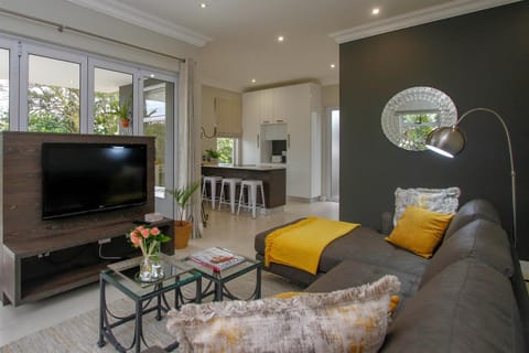 Communal lounge/ TV room, TV and multimedia, Kitchen or kitchenette, Dining area, Evening entertainment
