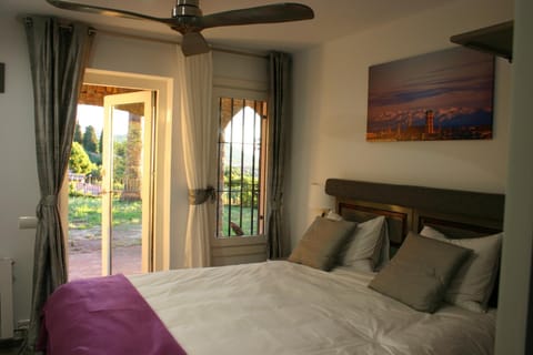 Restaurant/places to eat, Bed, Natural landscape, Garden, Bathroom, Coffee/tea facilities, Balcony/Terrace, Living room, Photo of the whole room, Decorative detail, Bedroom, Autumn, On site, Garden view, Landmark view, Mountain view, Sea view, Area and facilities, Supermarket/grocery shop, Shopping Area, Sunrise, Certificate/Award, Family