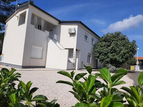 Property building, Balcony/Terrace, Parking, air conditioner