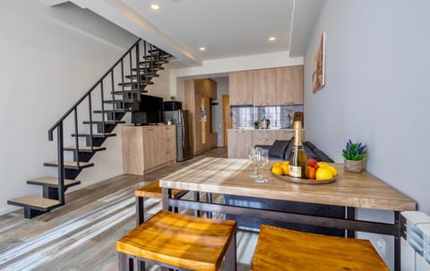 TV and multimedia, Kitchen or kitchenette, Living room, Decorative detail, Seating area, Dining area
