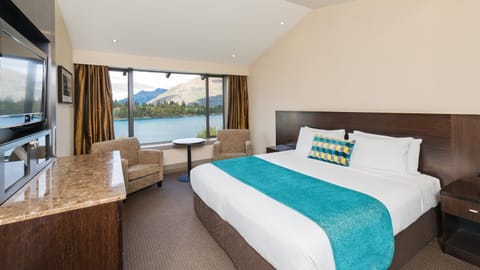 Bed, TV and multimedia, Photo of the whole room, Seating area, Bedroom, Lake view, Mountain view