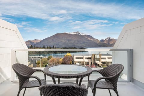 Balcony/Terrace, Lake view, Mountain view